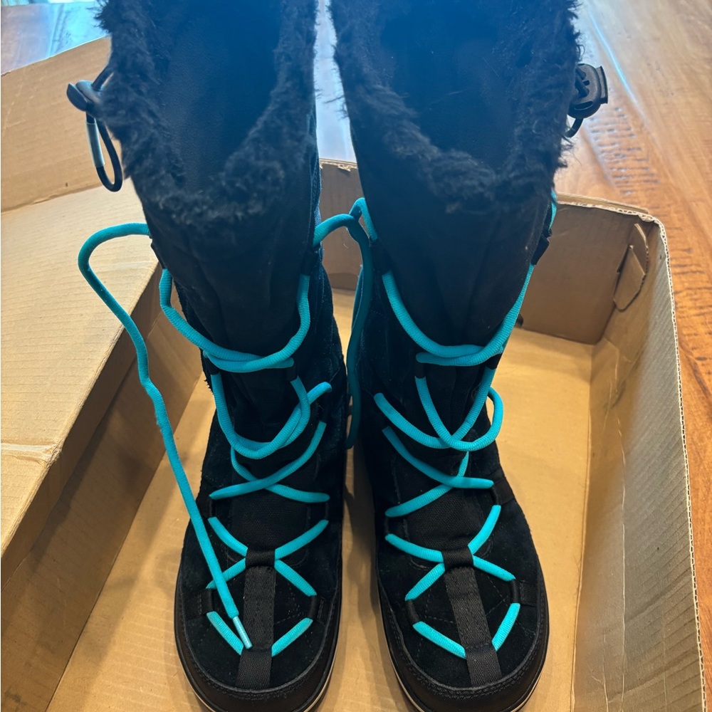 Sorel Glacy Explorer Boots with Vibrant Blue Laces - Picture 2 of 8
